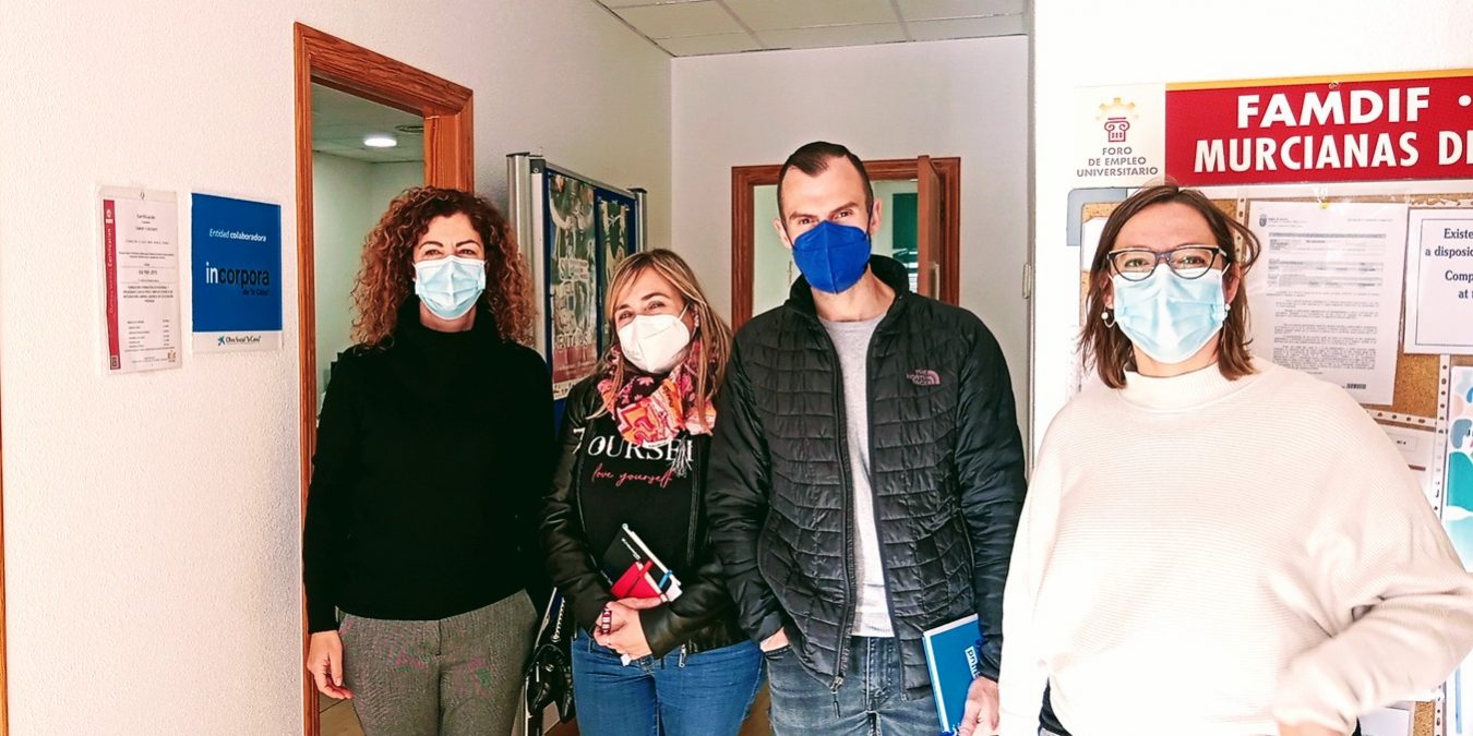 Responsables la caixa visita Visita de los dos representantes de Fundación la Caixa en el SIL de Cartagena