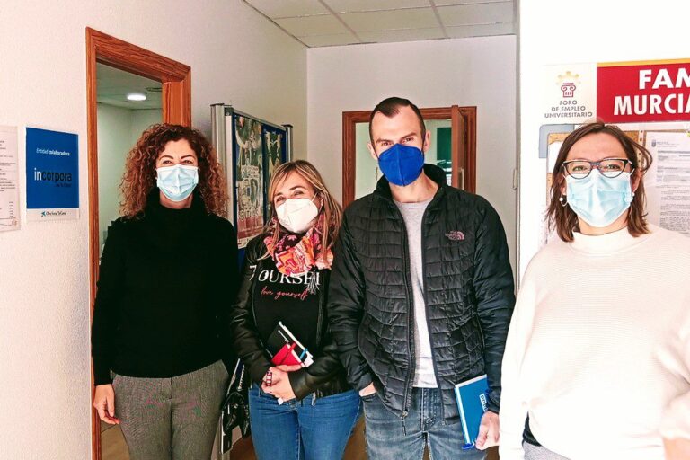 Responsables la caixa visita Visita de los dos representantes de Fundación la Caixa en el SIL de Cartagena