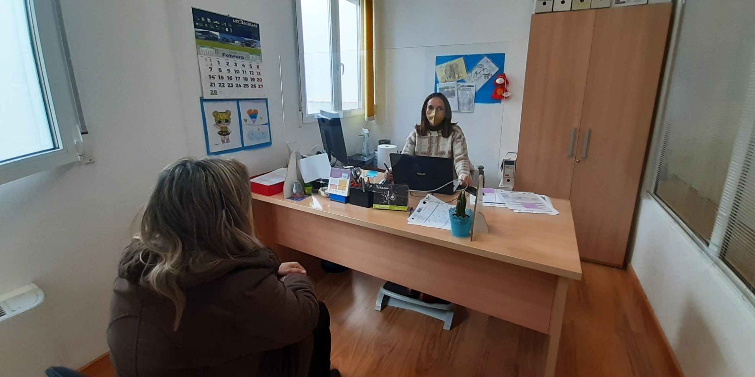 SIL en YECLA. Eva del SIL atendiendo a una usuaria en Yecla.