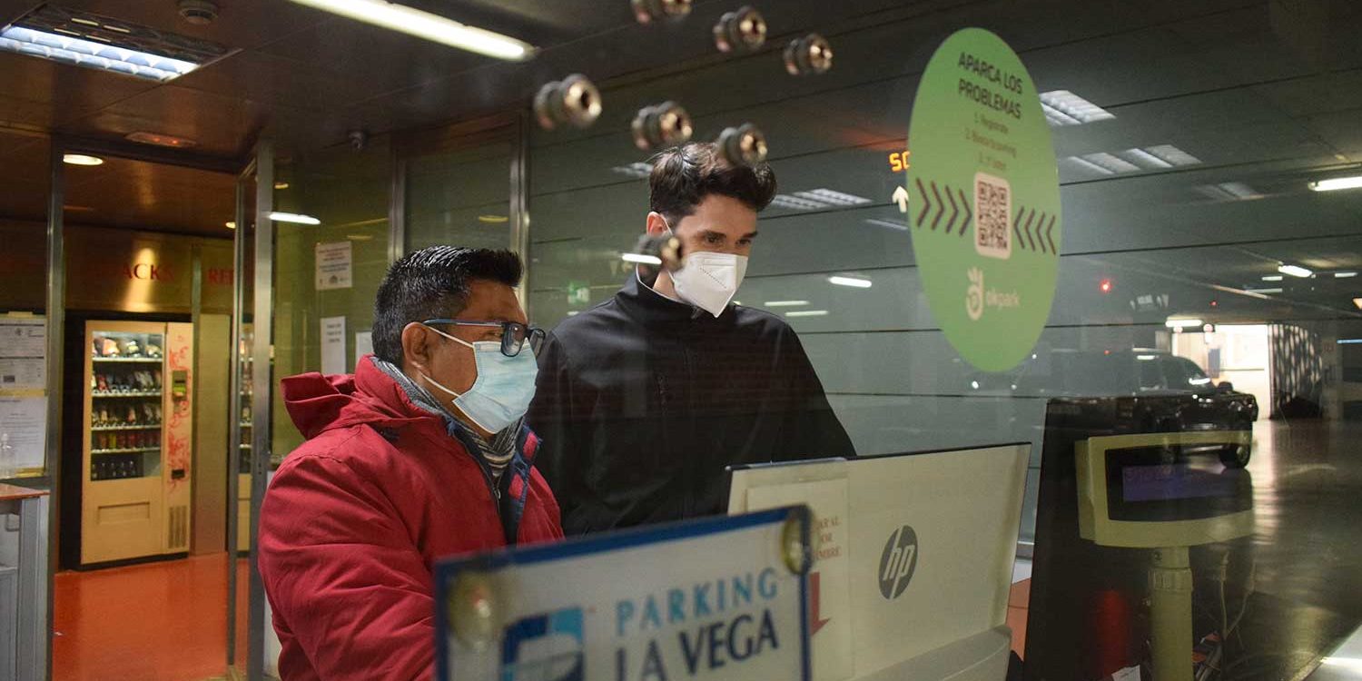 Proyecto REINVÉNTATE. Alumno haciendo prácticas en el Parking.