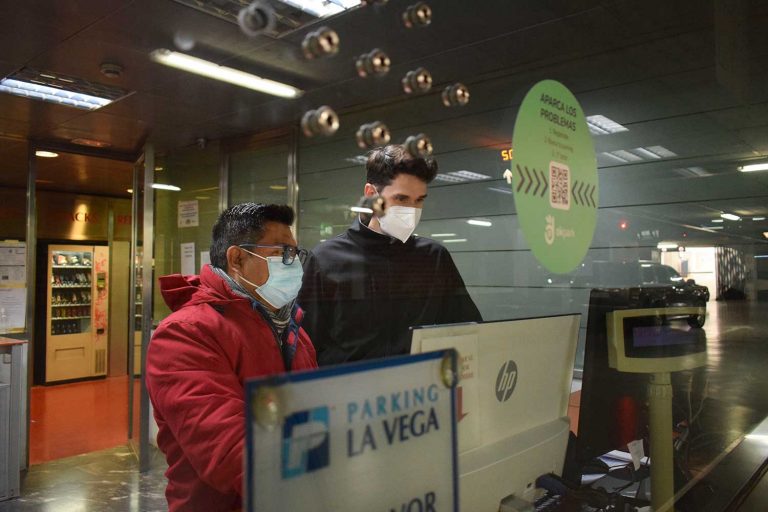Proyecto REINVÉNTATE. Alumno haciendo prácticas en el Parking.
