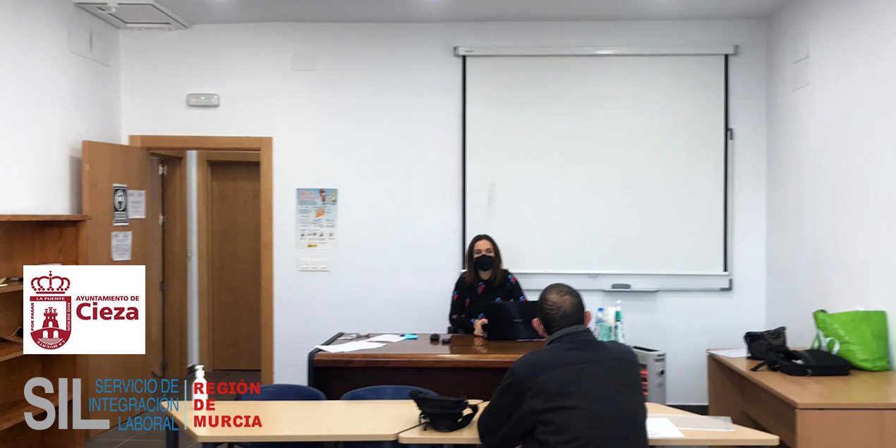 Eva SIL en Cieza Técnica del SIL atendiendo en Cieza