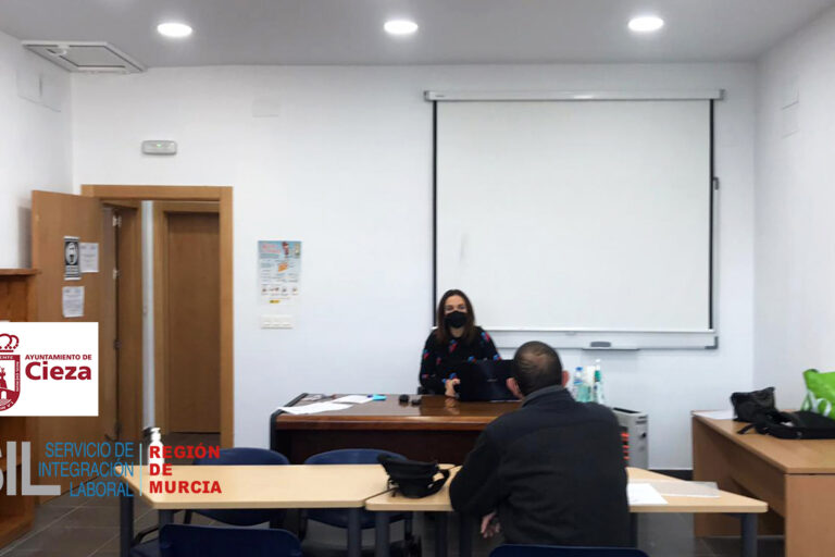 Eva SIL en Cieza Técnica del SIL atendiendo en Cieza