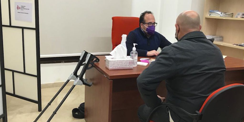 Atenciones en Lorca – CECLOR. Técnico del SIL realizando atenciones en Lorca.