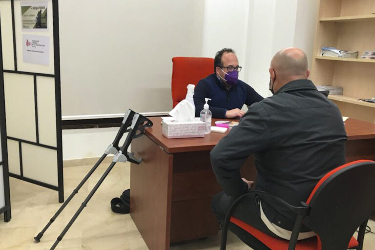 Atenciones en Lorca – CECLOR. Técnico del SIL realizando atenciones en Lorca.