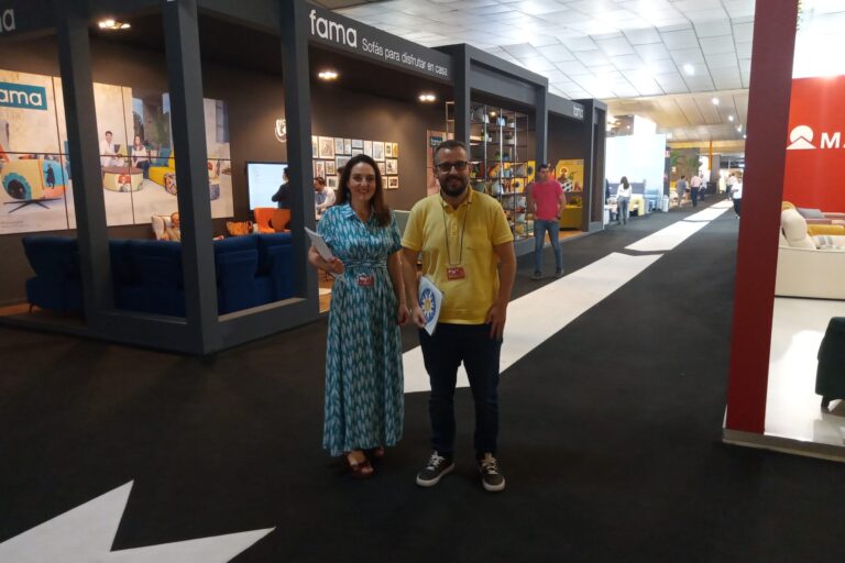 Técnicos SIL Feria Mueble Yecla Técnicos del SIL en la Feria del Mueble de Yecla