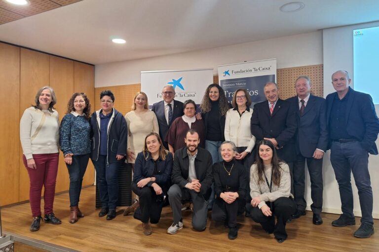 Firma convenio la Caixa (1) Firma convenio la Caixa y FAMDIF